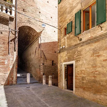 Guesthost - Vicolo In Santa Caterina شقة سيينا